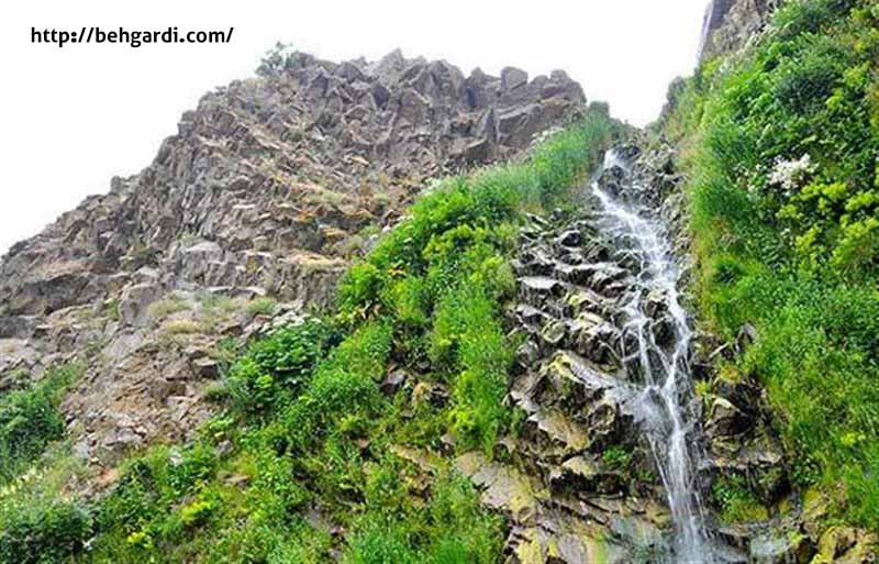 آبشار و چشمه سردابه در بهار